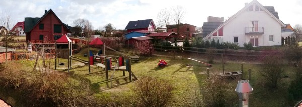 angrenzender Spielplatz